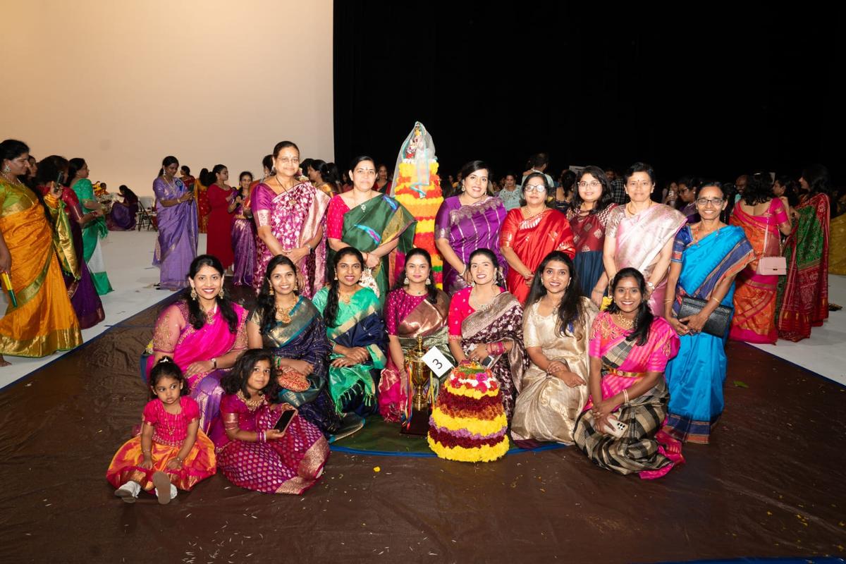 यह स्थल रंगों के एक दंगे में बदल गया था, जिसमें महिलाओं और युवा लड़कियों के साथ सुंदर रेशम साड़ी और पारंपरिक लंगा वॉनिस में सजी थी।